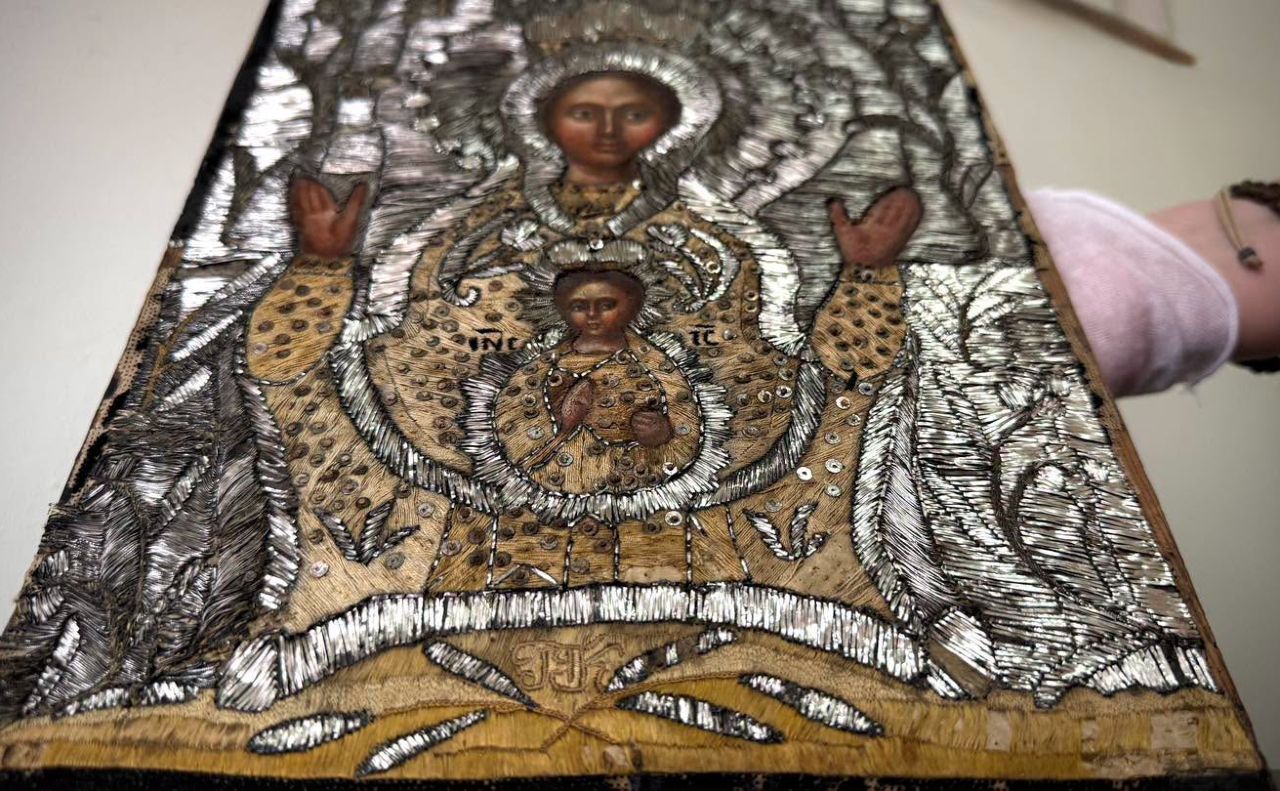 «Богоматір Знамення» гаптована срібними нитками. Фото: Київська митниця у Фейсбук