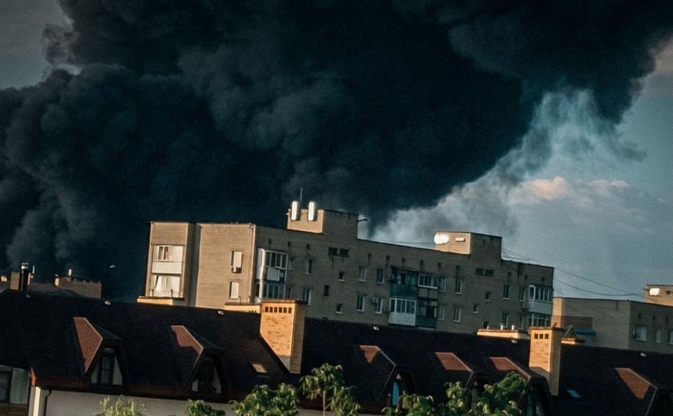 На території Ільського НПЗ зафіксували вибухи та пожежу. Фото з відкритих джерел