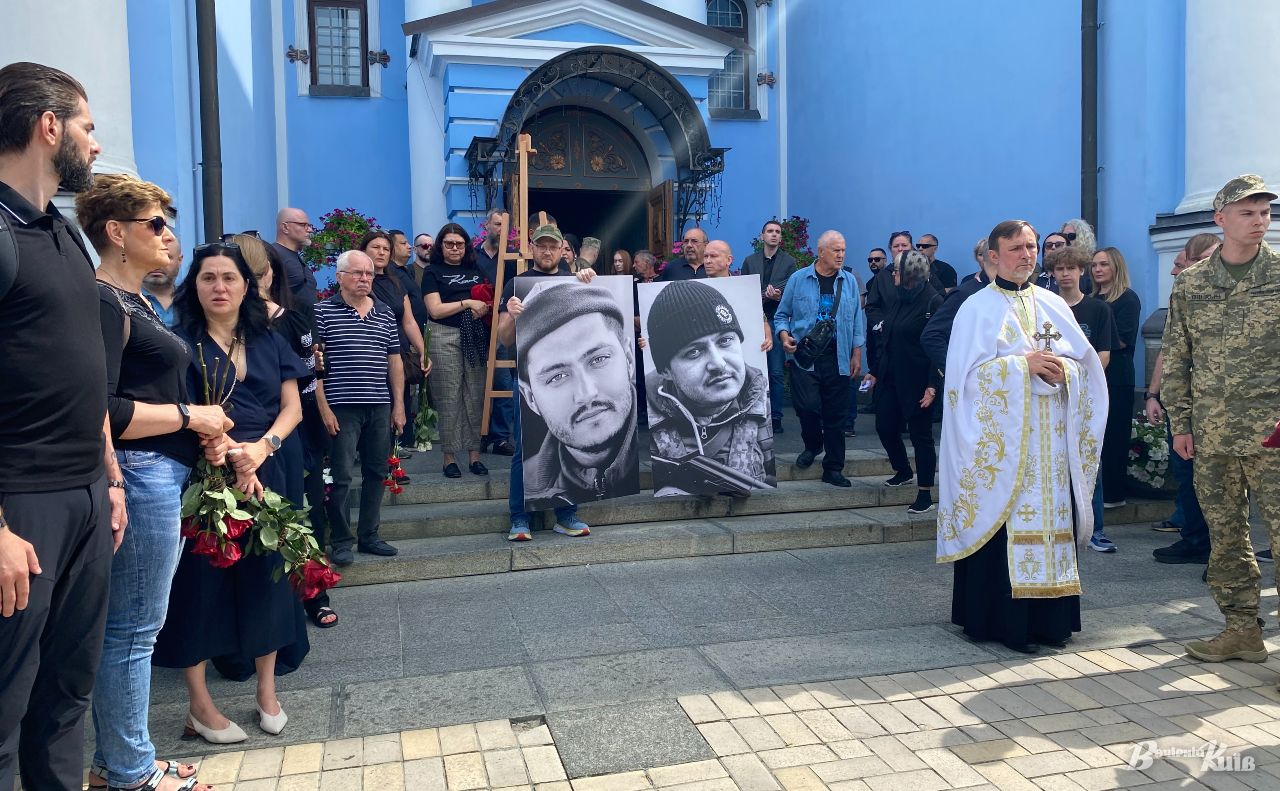 Біля Михайлівського собору після відспівування Івана Трембовецького. Фото: Владислав Мошківський