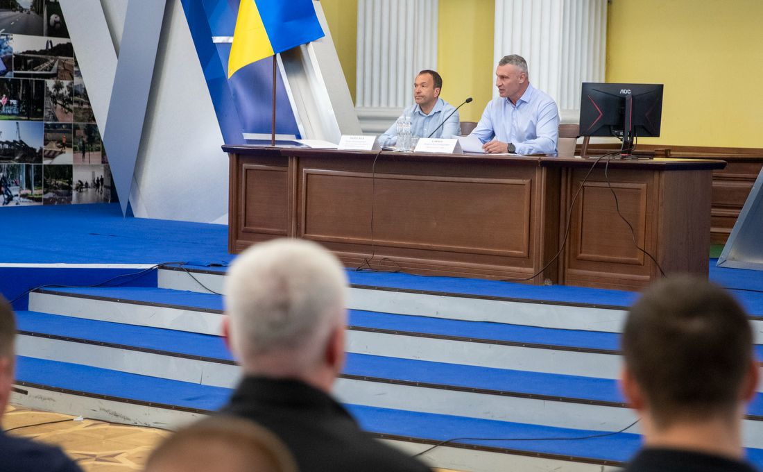 На колегії КМДА розглянули питання відновлення будинків, пошкоджених російськими обстрілами. Фото: КМДА