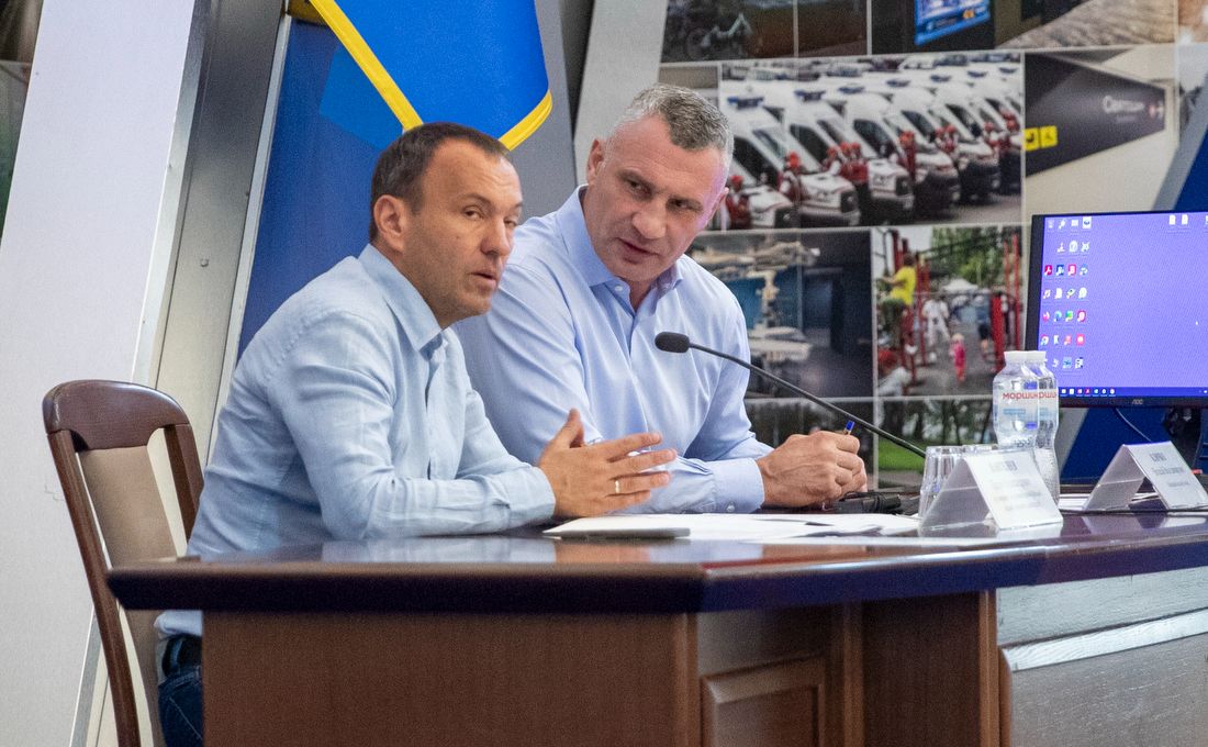 Віталій Кличко та Петро Пантелеєв під час колегії КМДА. Фото: Київська міськдержадміністрація