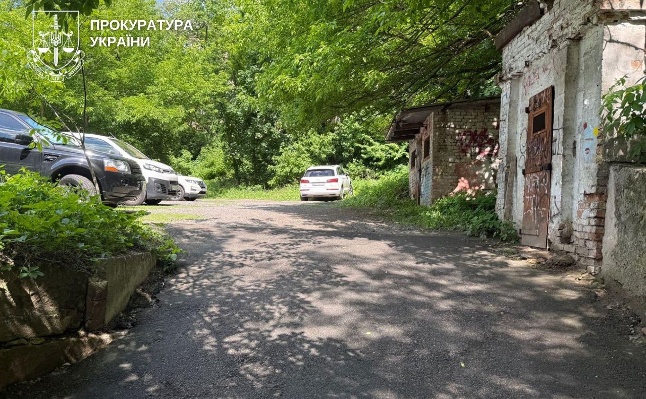 Сміттєзбірники на вулиці Михайлівській