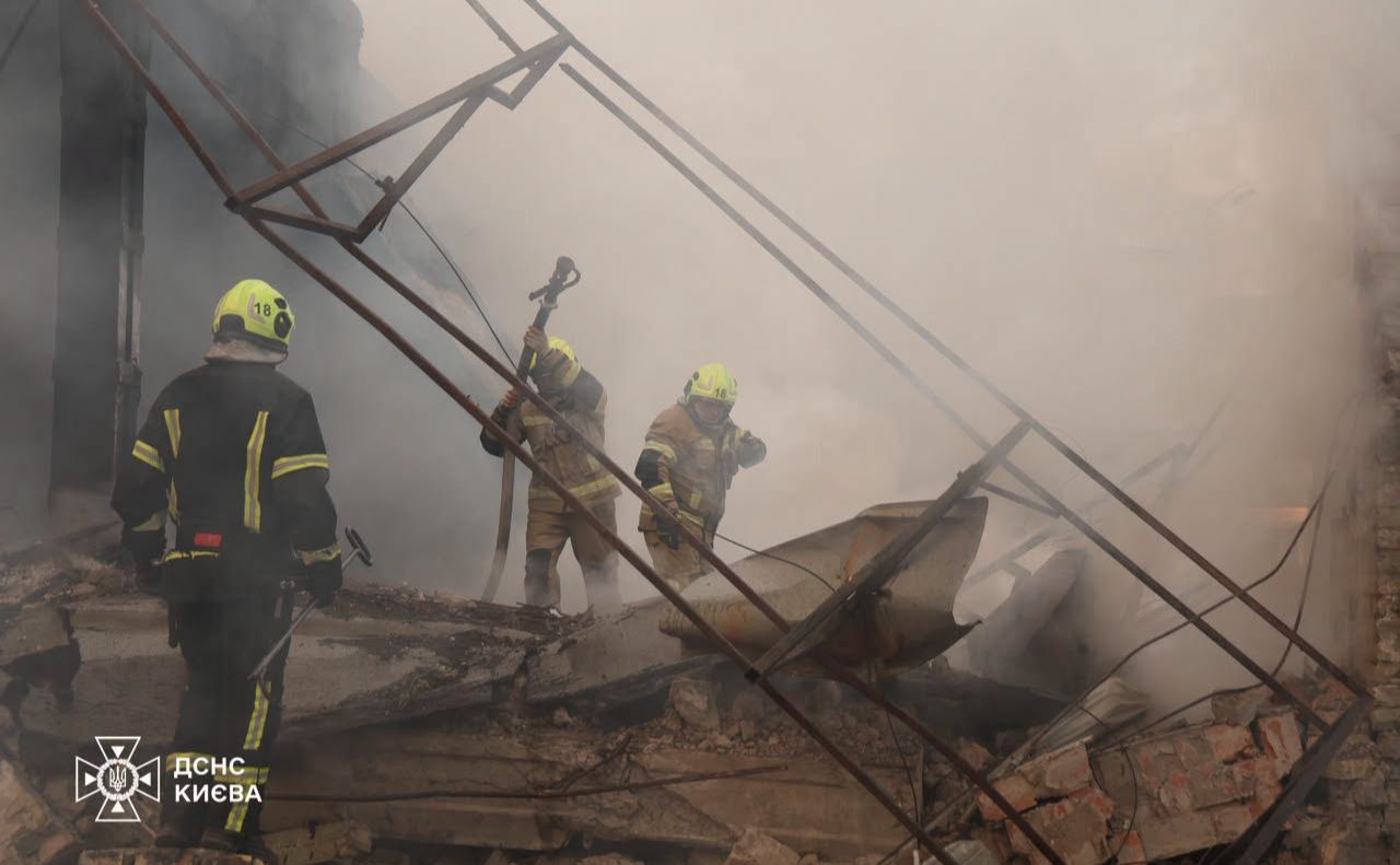 На місцях ударів продовжують працювати рятувальники