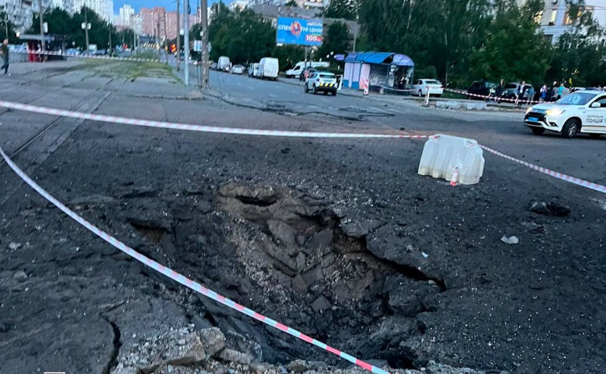Вирва посеред Харківського шосе у Дарницькому районі столиці. Фото: ДСНС Києва