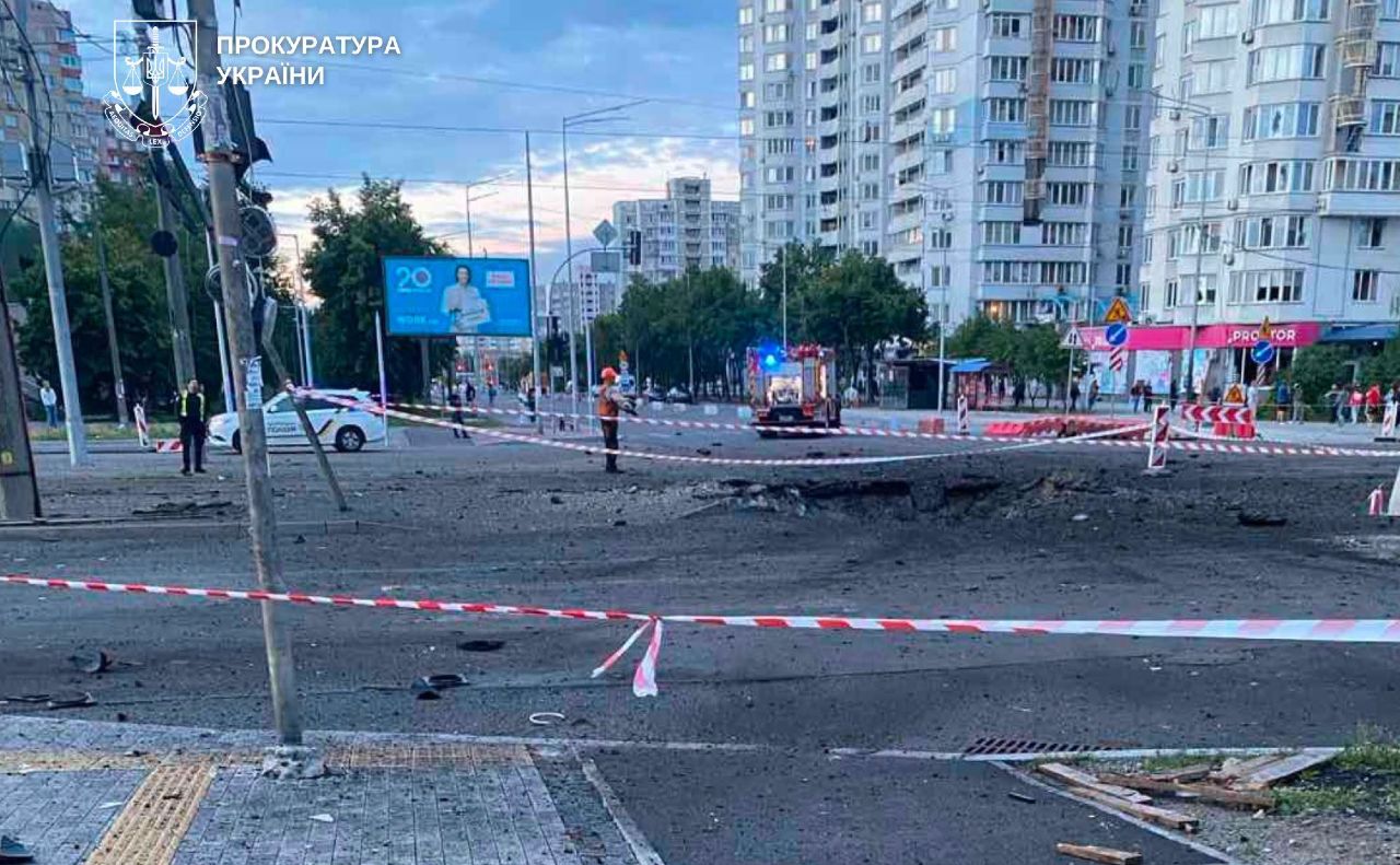 Вирва на проїжджій частини дороги у Дарницькому районі столиці. Фото: ДСНС Києва