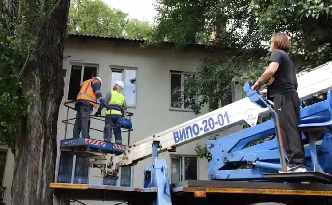 У гуртожитках встановлюють нові вікна та ремонтують приміщення. Фото: скриншот з відео