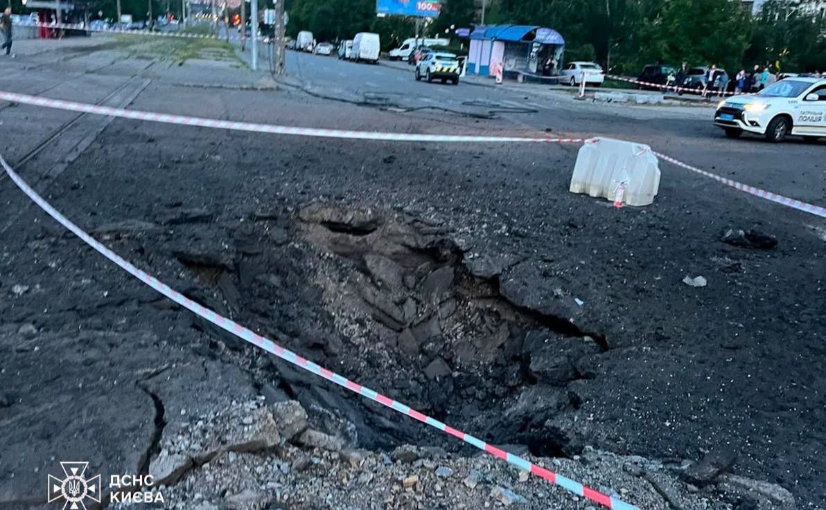 Вирва на дорозі в Дарницькому районі від удару ракети ворога. Фото: ДСНС