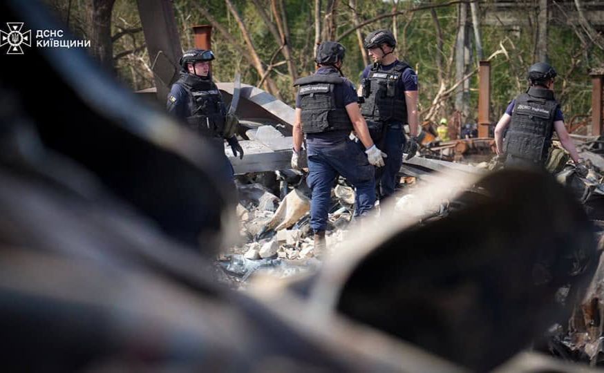 Поліція та ДСНС працюють у Вишневому на Київщині. Фото: ДСНС