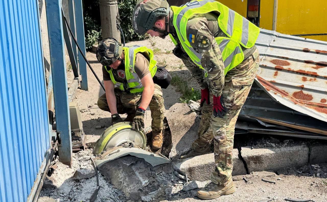 Небезпечну знахідку виявили на території одного з підприємств Дарницького району. Фото: Нацполіція