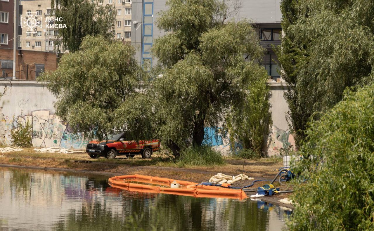У водойму потрапила велика кількість нафтопродуктів. Фото: ДСНС Києва