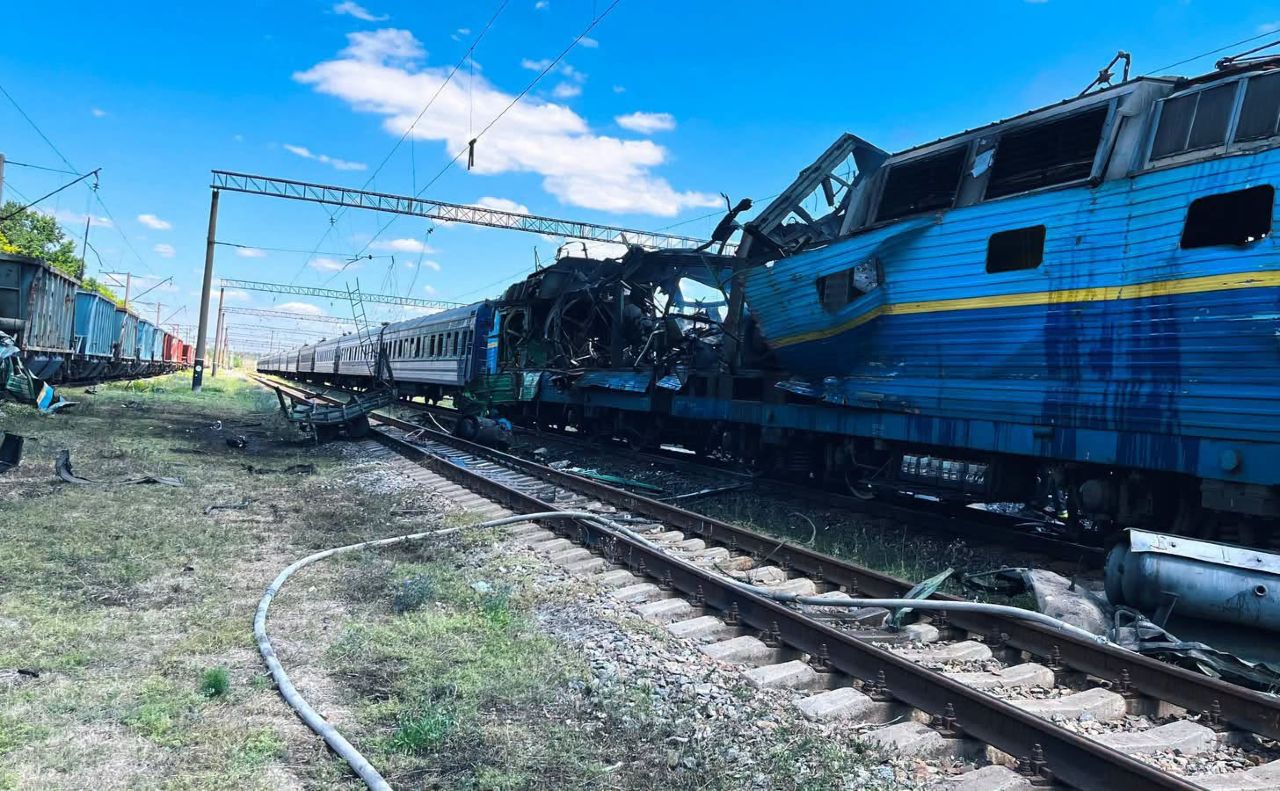 Зруйнований ударом російського БПЛА вагон пасажирського поїзду на Запоріжжі. Фото: Укрзалізниця