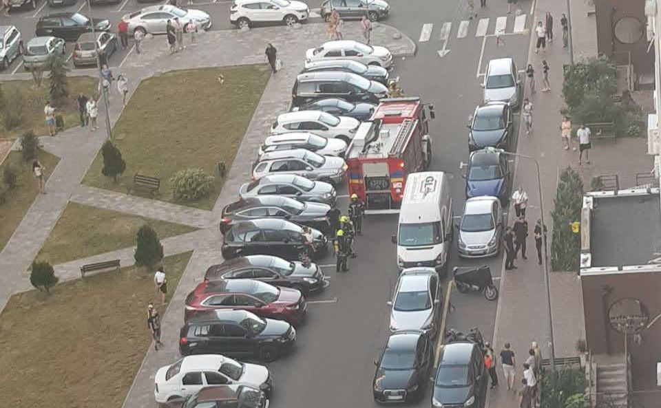 Пожежникам заважають закриті автівками проїзди по будинків. Фото: ДСНС Києва