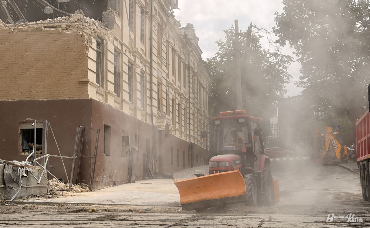 У Києві відновлюють транспортну інфраструктуру після нічної атаки росії. Фото: Олексій Самсонов