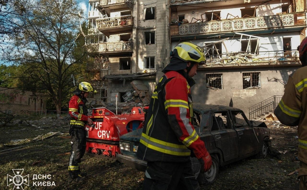 Рятувальники працюють на кількох локаціях. Фото: ДСНС України