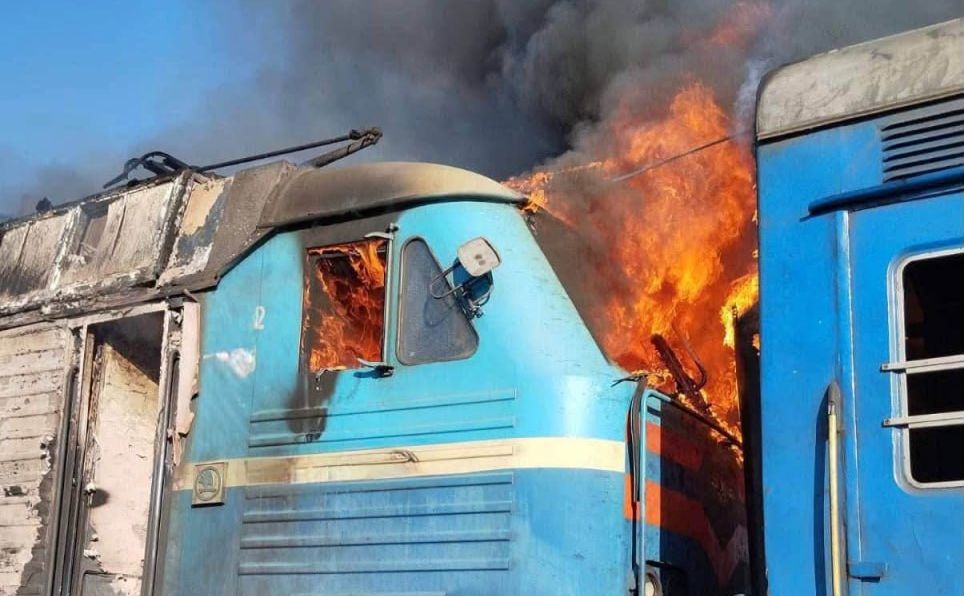 росія постійно обстрілює поїзди Укрзалізниці. Фото: Укрзалізниця