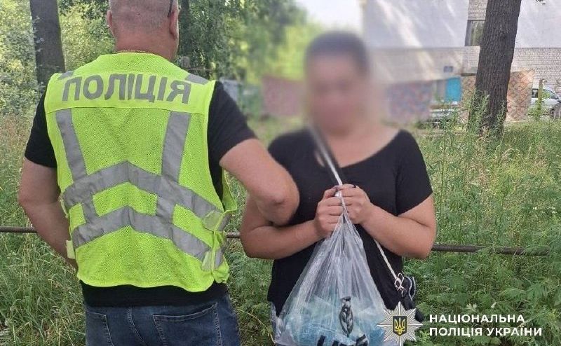 Підозрювана під час затримання. Фото: Національна поліція України