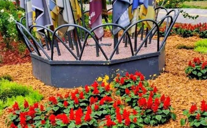 На Оболоні на Алеї пам’яті та шани Героїв створили квіткову композицію у вигляді калини. ФОТО