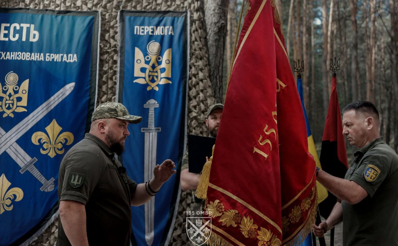 Бойовий Прапор отримав командир бригади полковник Андрій Крока. Фото: 155 ОМБР, фейсбук