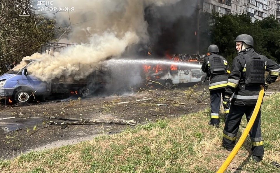 Пожежники гасять полум’я на місці обстрілу. Фото: ДСНС