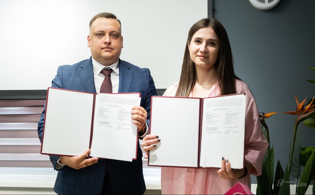 Представники логістичної компанії САТ та Ради ВПО при КМВА. Фото: Максим Сосюра