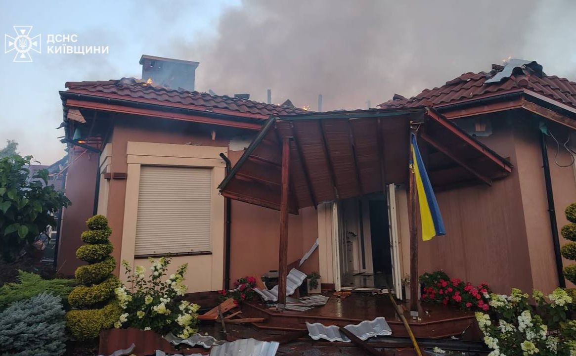 Пошкоджена домівка у селі Чайки. Фото: ДСНС