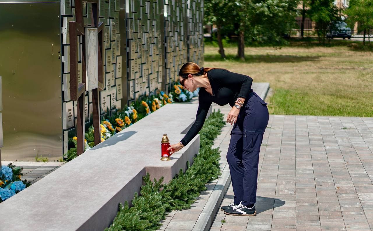 Лаура Лумер у Бучі вшанувала пам’ять загиблих від рук російських окупантів. Фото: А.Федорук, телеграм