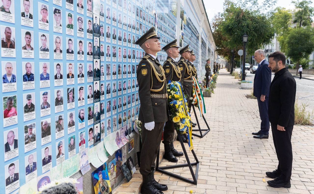 Володимир Зеленський і Мікхол Мартін поклали квіти до Стіни пам’яті. Фото: ОП