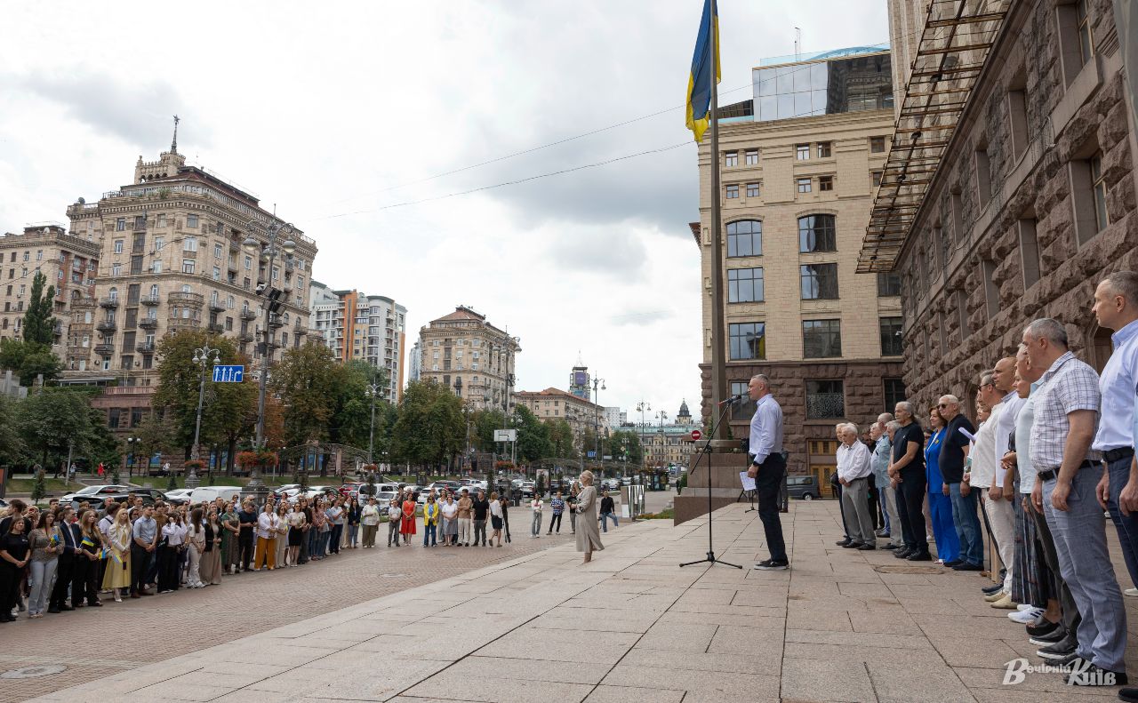 Віталій Кличко взяв участь у церемонії вшанування національного стяга. Фото: Микола Тимченко