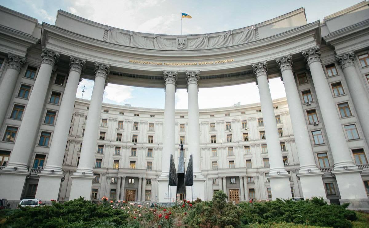 Металевий птах у формі Тризуба постав перед МЗС. Фото: МЗС