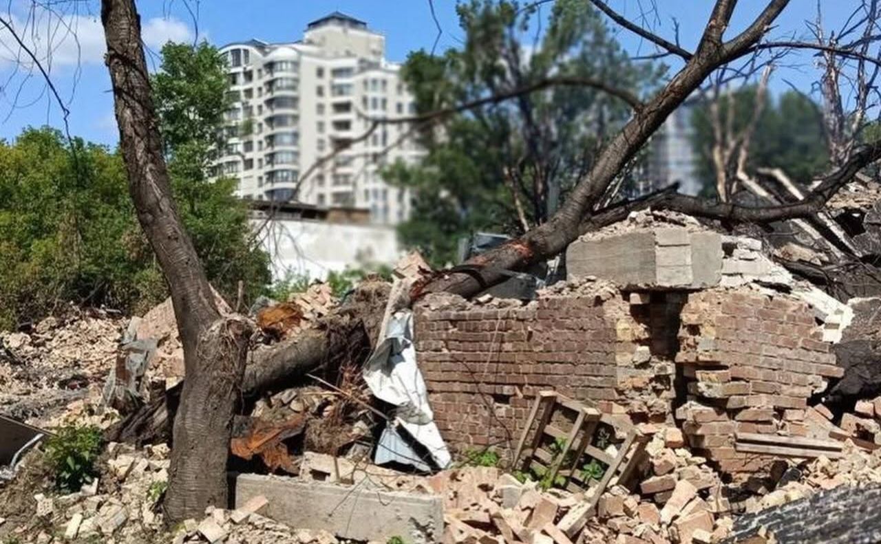 Після червневої ракетної атаки рф. Фото: Кіностудія Довженка у Фейсбук