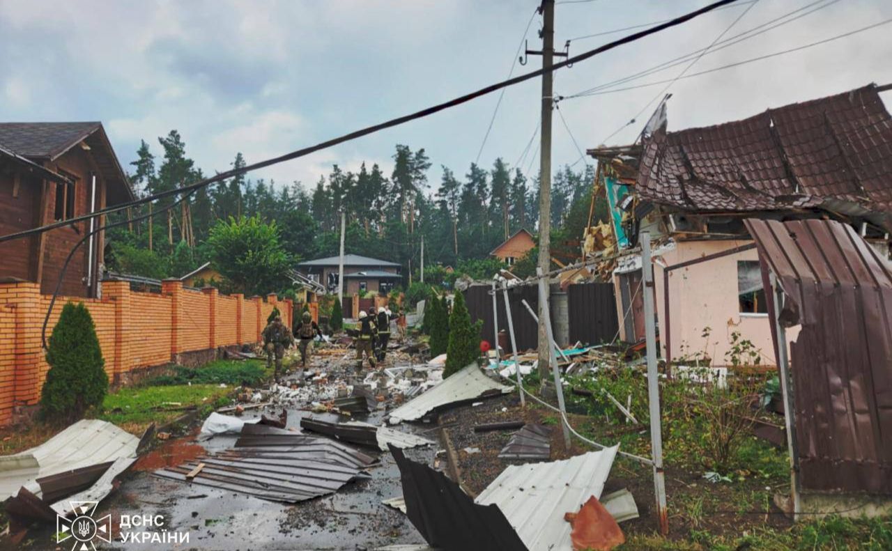 Пошкодження отримали і 27 будинків та 44 авто. Фото Нацполіції з місця атаки рф