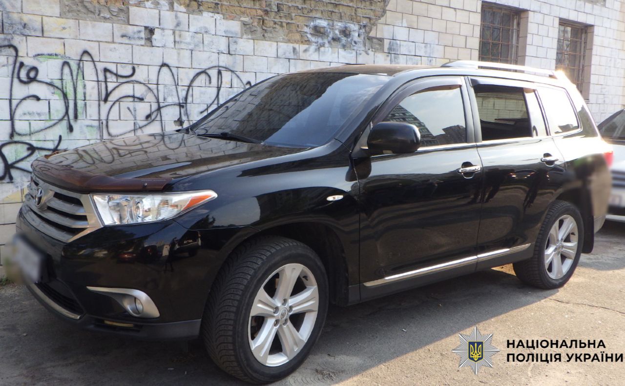 На Троєщині автокрадій розбив скло в Toyota й поцупив інструменти на 13 тисяч гривень