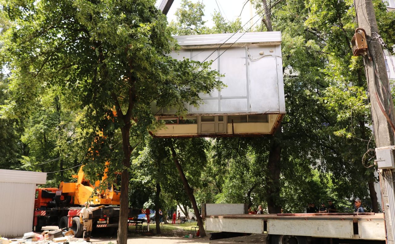 Комунальники демонтували 45 об’єктів. Фото: Київблагоустрій у Фейсбук