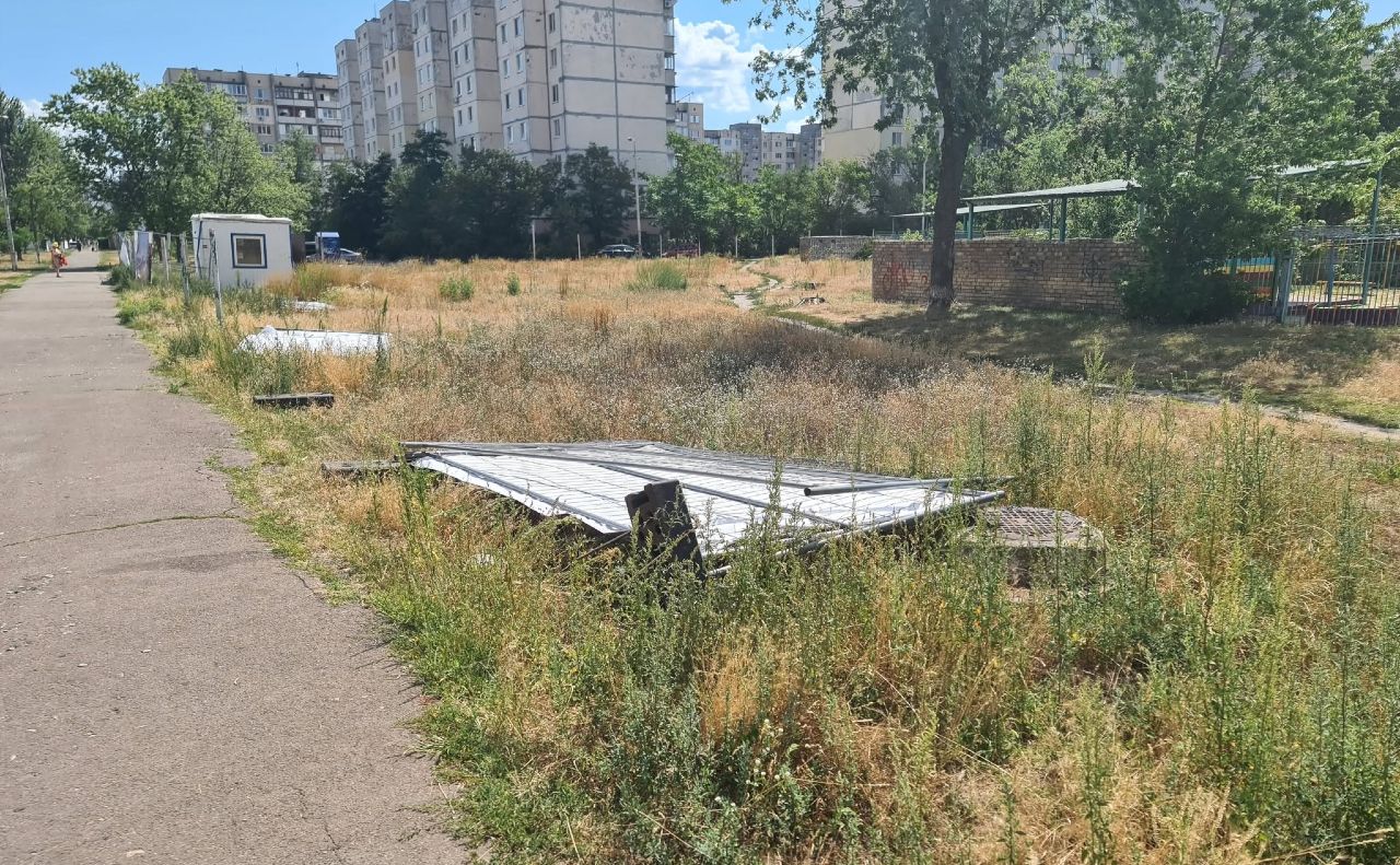 Знесена будівельна огорожа на вулиці Півнійчній. Фото: фейсбук, парафія Пресвятої Трійці УГКЦ