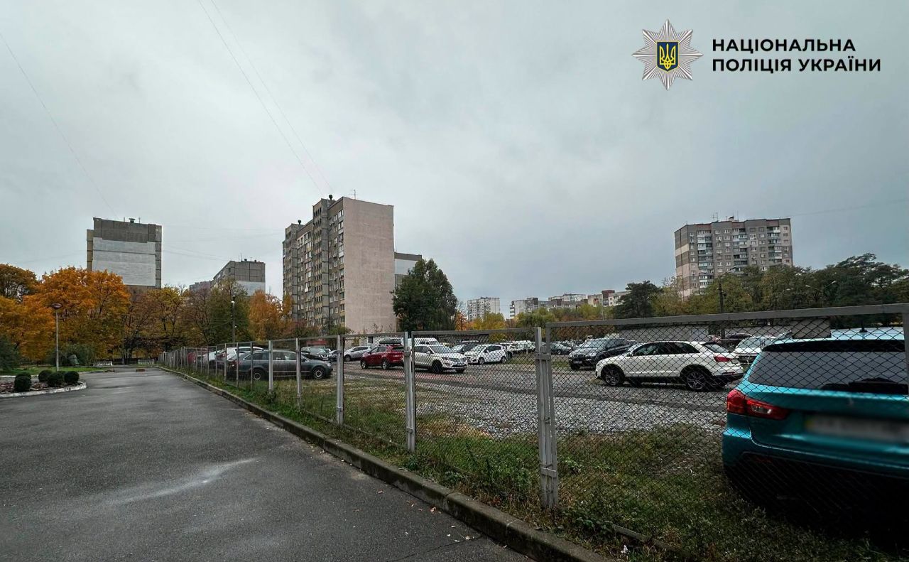 У Києві викрили керівника підприємства, який незаконно обгородив міську землю парканом та встановив КПП. Фото: Національна поліція України