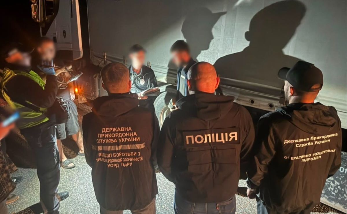 Водію вантажівки загрожує кримінальна відповідальність. Фото: ДПСУ
