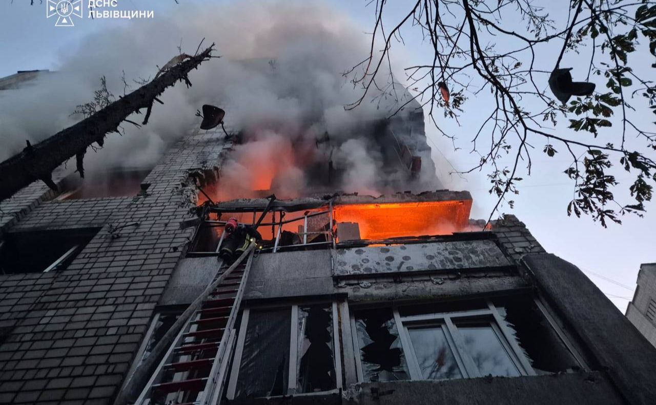 У Львові ракета пошкодила житлову багатоповерхівку. Фото з відкритих джерел