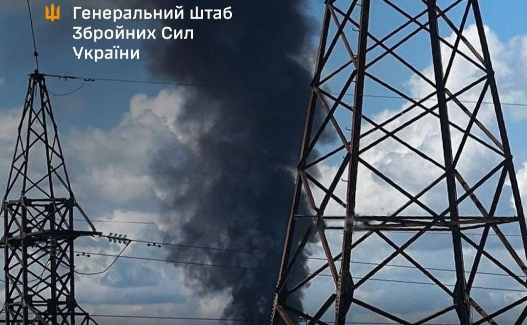 Чорний дим над НПЗ «Лукойл-Пермнефтеоргсинтез». Фото: Генштаб ЗСУ
