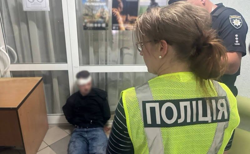 Нападника затримали на місці злочину. Фото: Нацполіція