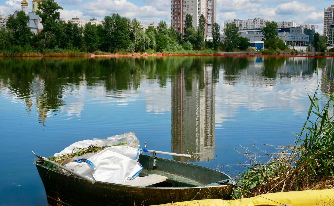 У водойму 2 липня потрапили сотні тонн нафтопродуктів. Фото: КМДА