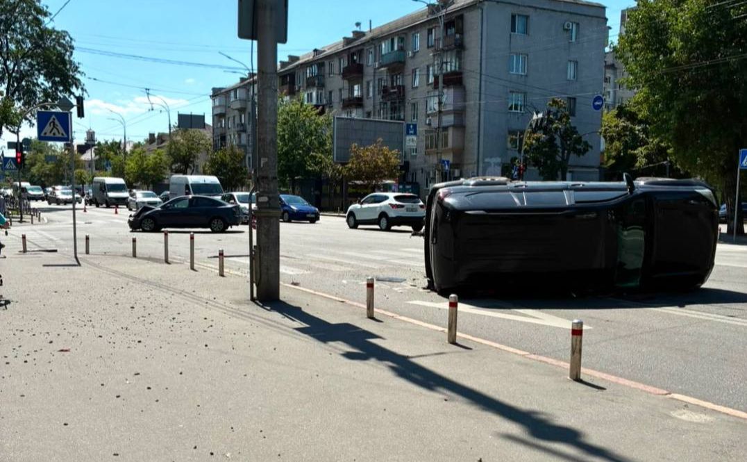 У Києві через ДТП з перетвертанням авто виникли затори на вулиці Будівельників