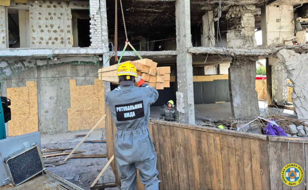 Рятувальники КАРС на локації. Фото: КАРС «Київська служба порятунку»