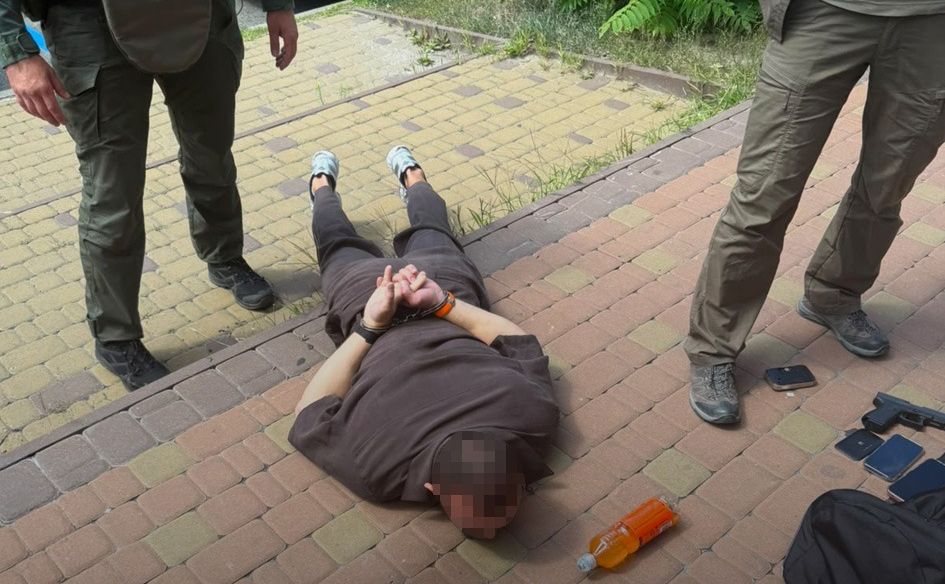 Під час обшуку у чоловіка знайшли зброю. Фото: НАБУ