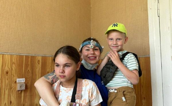 Анастасія Голубєва з маленькими пацієнтами