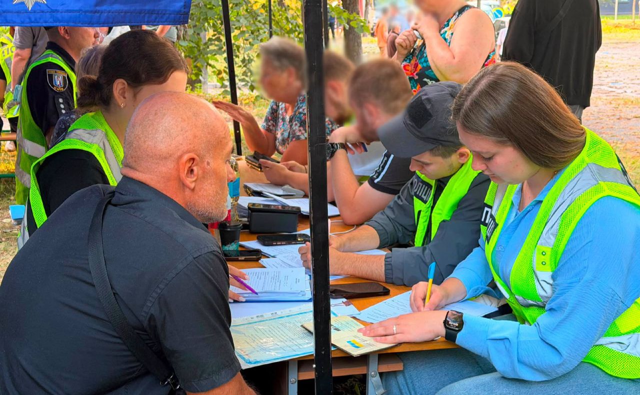 Слідчі приймають заяви від громадян щодо пошкодження майна.Фото: поліція Києва