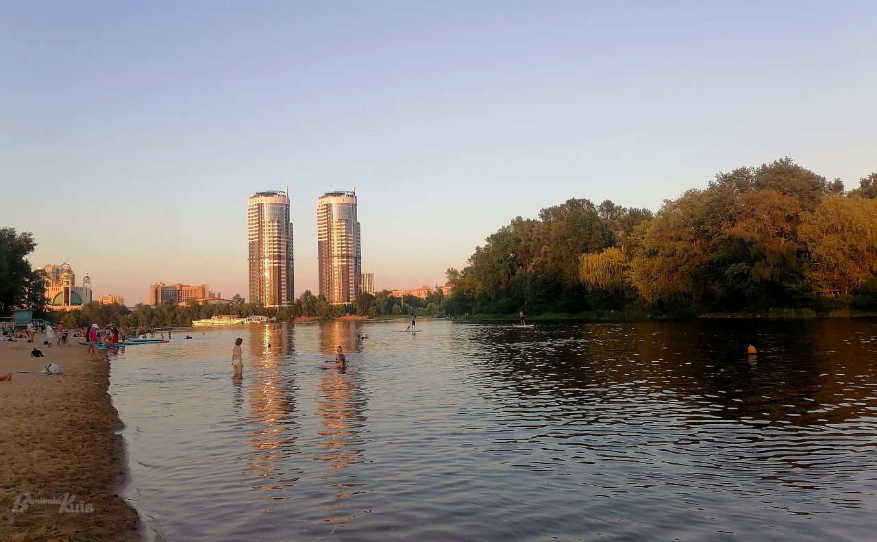 Літній вечір на Дніпрі у Києві. Фото: Наталія Слінкіна