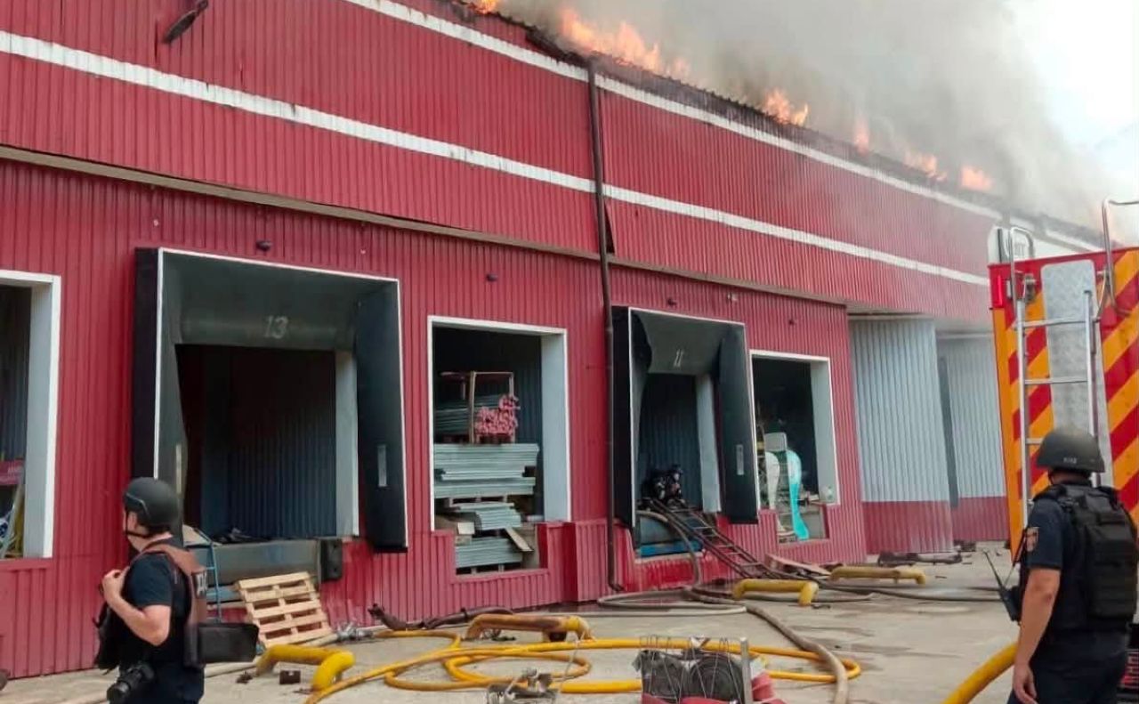 Пожежа на складах видавництва після удару БПЛА рф. Фото: Віктор Круглов