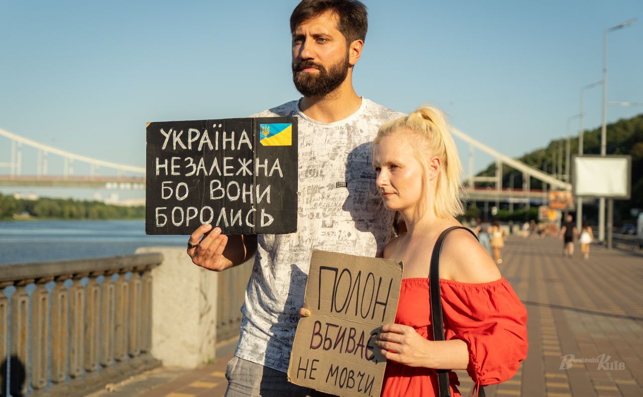 На Набережному шосе стояли люди з саморобними гаслами про підтримку полонених захисників. Фото: Олексій Самсонов