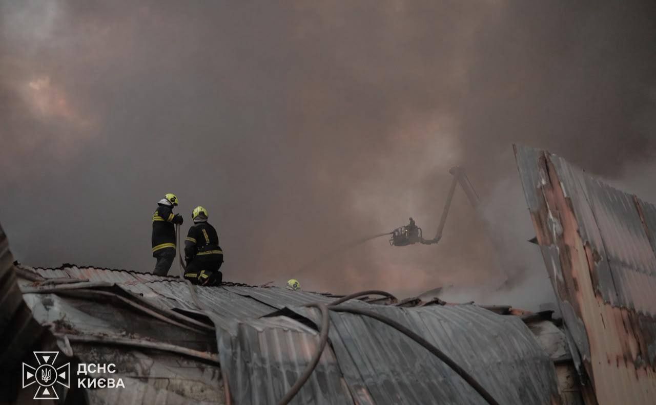 Росіяни вдарили по логістиці та складах в столичному регіоні. Фото: ДСНС