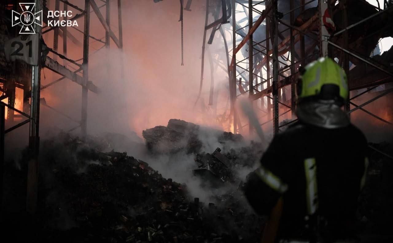 Наразі рятувальники загасили всі пожежі у чотирьох районах столиці. Фото: ДСНС